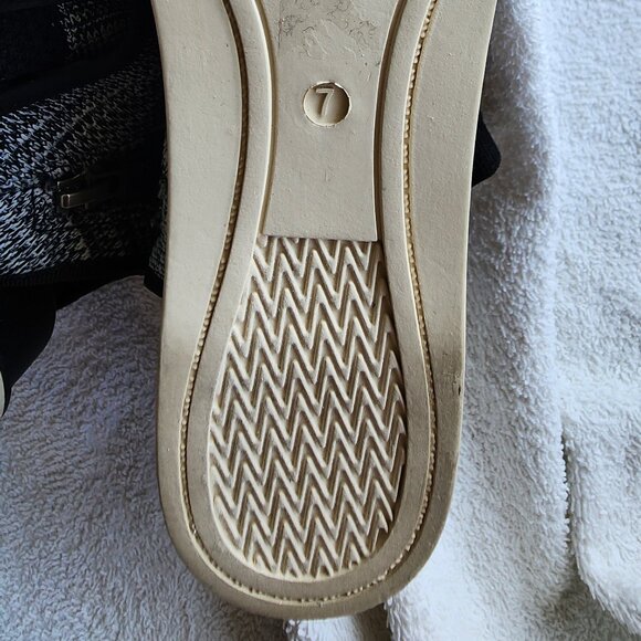 NWOT EILEEN FISHER STRETCHY FABRIC BLACK/WHITE KNIT SANDALS SIZE 7M - Picture 9 of 11